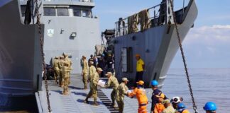 En un esfuerzo mancomunado entre la Armada de Colombia y la Gobernación de La Guajira, en articulación con el Programa Mundial de Alimentos (PMA), el Ejército Nacional, la Policía Nacional, la Cruz Roja Colombiana, la Defensa Civil, el ICBF, entre otras organizaciones, inició hoy la entrega de ayudas en el departamento de La Guajira, afectado por la segunda temporada de lluvias que azota al país en los últimos días. A primeras horas de la mañana emplayó en el sector conocido como “Amas Sai”, en Riohacha, el Buque de Desembarco Anfibio ARC “Golfo de Urabá” para iniciar el embarque de las ayudas que fueron dispuestas, con el fin de brindar asistencia humanitaria a las comunidades afectadas en la Alta Guajira, las cuales permanecen incomunicadas debido a las graves inundaciones de la región. A bordo del ARC “Golfo de Urabá” y de los camiones de Infantería de Marina de la Armada Nacional, que llegarán a siete puntos nodales de la Alta Guajira enfrentando condiciones adversas de tiempo y terreno, se transportarán más de 150 toneladas de elementos de primera necesidad y víveres, entre los que se encuentran alimentos, kits de aseo, agua potable, entre otros. Jairo Aguilar Deluque, gobernador de La Guajira, destacó la importancia de esta operación, señalando que “la unión de esfuerzos entre las instituciones y organizaciones permite atender de manera oportuna a quienes más lo necesitan, llevando esperanza a las comunidades afectadas”. En Riohacha fueron entregadas 2.7 toneladas de arroz gestionadas por la Armada de Colombia ante la Corporación “Minuto de Dios”, para iniciar la atención a los afectados de este municipio. Durante 15 días, el ARC “Golfo de Urabá” y los vehículos del Batallón de Movilidad de Infantería de Marina tendrán la misión de transportar y entregar ayudas humanitarias en Bahía Honda, Bahía Hondita, Castilletes, Karasúa, Puerto Bolívar, Puerto Estrella y Puerto López, con apoyo de 71 integrantes de las diferentes autoridades y entidades. Cabe resaltar que la Institución Naval desde la declaratoria de emergencia realizada por el Gobierno Nacional el pasado domingo 10 de noviembre, se encuentra desplegada con sus capacidades de empleo dual y su equipo humano para brindar apoyo humanitario y asistencia a la autoridad civil, en las comunidades del Caribe que han sido afectadas por este fenómeno. La Armada de Colombia, a través de la Fuerza Naval del Caribe, reitera su compromiso de contribuir a la consolidación territorial y al mejoramiento de la calidad de vida de los habitantes de la región, trabajando de manera articulada con entidades públicas y privadas.