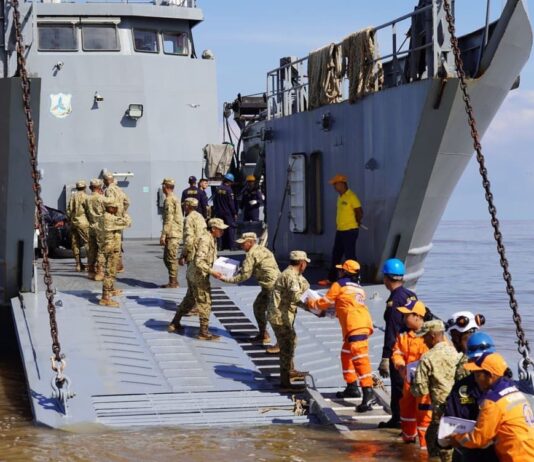 En un esfuerzo mancomunado entre la Armada de Colombia y la Gobernación de La Guajira, en articulación con el Programa Mundial de Alimentos (PMA), el Ejército Nacional, la Policía Nacional, la Cruz Roja Colombiana, la Defensa Civil, el ICBF, entre otras organizaciones, inició hoy la entrega de ayudas en el departamento de La Guajira, afectado por la segunda temporada de lluvias que azota al país en los últimos días. A primeras horas de la mañana emplayó en el sector conocido como “Amas Sai”, en Riohacha, el Buque de Desembarco Anfibio ARC “Golfo de Urabá” para iniciar el embarque de las ayudas que fueron dispuestas, con el fin de brindar asistencia humanitaria a las comunidades afectadas en la Alta Guajira, las cuales permanecen incomunicadas debido a las graves inundaciones de la región. A bordo del ARC “Golfo de Urabá” y de los camiones de Infantería de Marina de la Armada Nacional, que llegarán a siete puntos nodales de la Alta Guajira enfrentando condiciones adversas de tiempo y terreno, se transportarán más de 150 toneladas de elementos de primera necesidad y víveres, entre los que se encuentran alimentos, kits de aseo, agua potable, entre otros. Jairo Aguilar Deluque, gobernador de La Guajira, destacó la importancia de esta operación, señalando que “la unión de esfuerzos entre las instituciones y organizaciones permite atender de manera oportuna a quienes más lo necesitan, llevando esperanza a las comunidades afectadas”. En Riohacha fueron entregadas 2.7 toneladas de arroz gestionadas por la Armada de Colombia ante la Corporación “Minuto de Dios”, para iniciar la atención a los afectados de este municipio. Durante 15 días, el ARC “Golfo de Urabá” y los vehículos del Batallón de Movilidad de Infantería de Marina tendrán la misión de transportar y entregar ayudas humanitarias en Bahía Honda, Bahía Hondita, Castilletes, Karasúa, Puerto Bolívar, Puerto Estrella y Puerto López, con apoyo de 71 integrantes de las diferentes autoridades y entidades. Cabe resaltar que la Institución Naval desde la declaratoria de emergencia realizada por el Gobierno Nacional el pasado domingo 10 de noviembre, se encuentra desplegada con sus capacidades de empleo dual y su equipo humano para brindar apoyo humanitario y asistencia a la autoridad civil, en las comunidades del Caribe que han sido afectadas por este fenómeno. La Armada de Colombia, a través de la Fuerza Naval del Caribe, reitera su compromiso de contribuir a la consolidación territorial y al mejoramiento de la calidad de vida de los habitantes de la región, trabajando de manera articulada con entidades públicas y privadas.